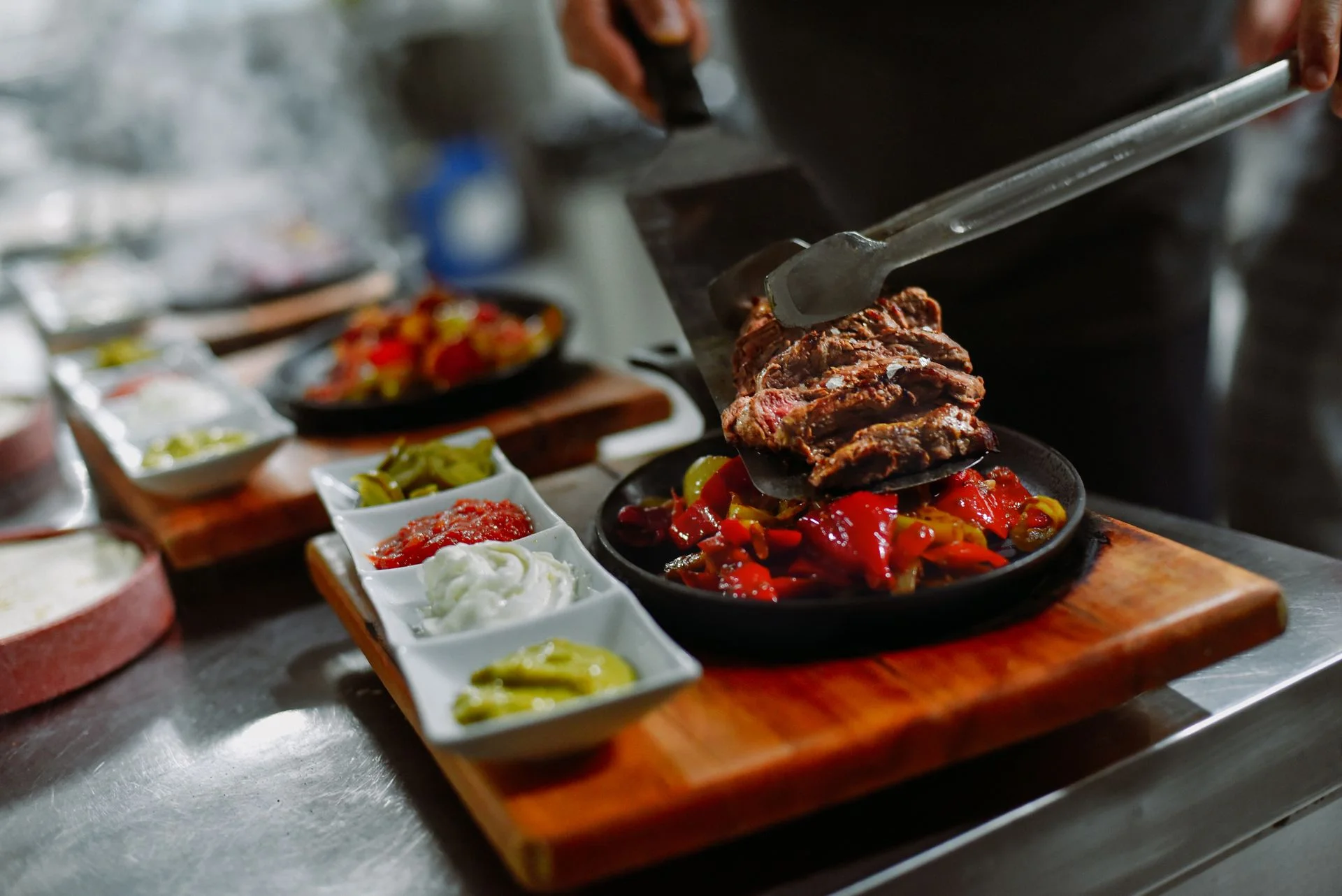 Stek z grillowanymi warzywami na talerzu